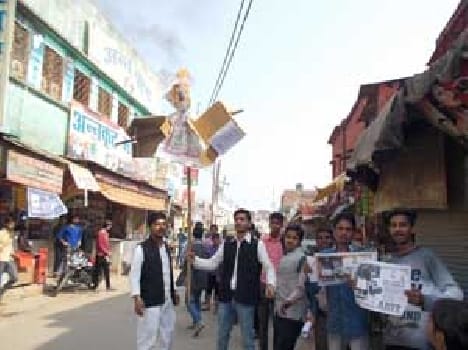 ABVP blew Rahul Gandhi's effigy