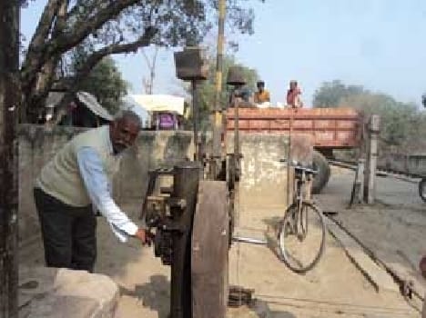 The key to the gate stood drawn Mrudhar