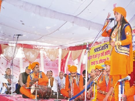 Child singer singing aalha full enthusiasm in the audience