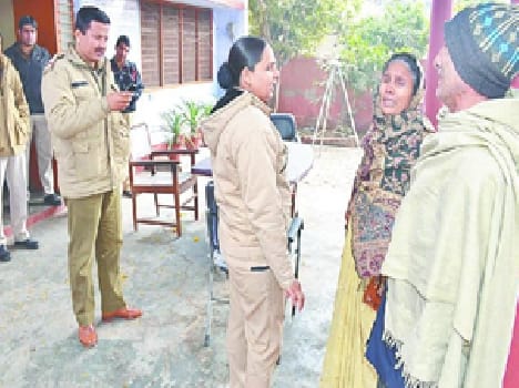 Annoyed by the attitude of the police, Commotion