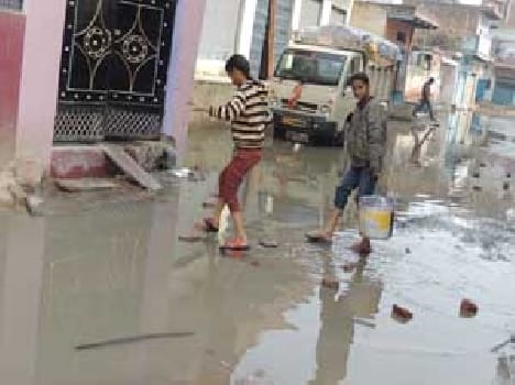 People harass a ward of flooding ,