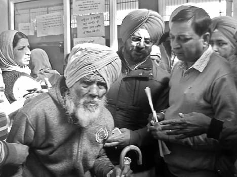 suvidha, kendra, people, tensed