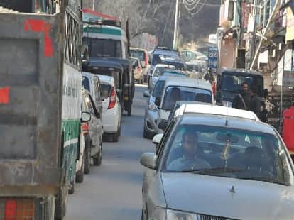 ghaziabads anna: retired railway officer do traffic monitoring and opens jam for others sake