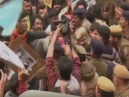 politics hot on brutality of delhi police over aiisa students, kejriwal condemns