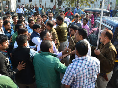bjp supporters became angry after bad statement on queen of jhansi