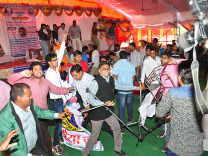 bjp supporters became angry after bad statement on queen of jhansi