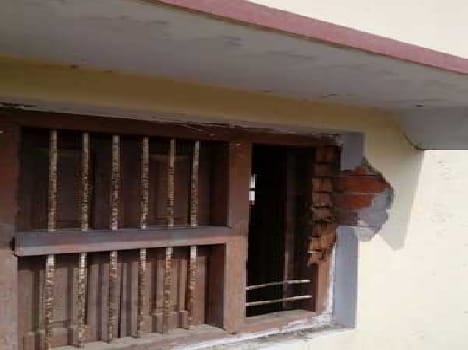 Breaking a window in the bank theft