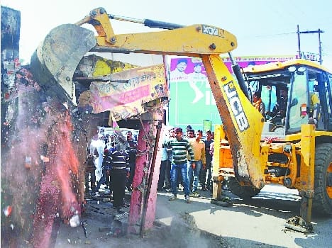 Widening the intersection of three store demolished