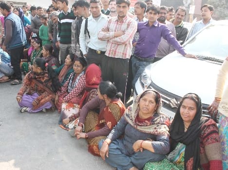 Protests by women in the colony on dirt.