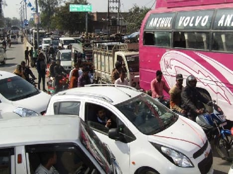 Transport system collapsed, people trapped in hours jam
