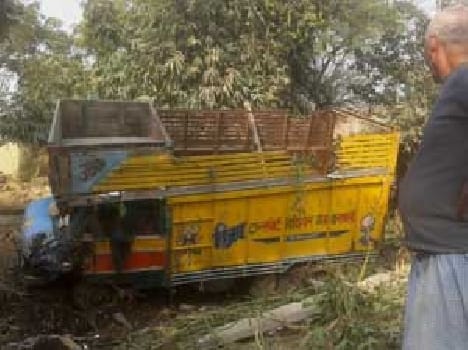 Uncontrolled truck overturned , injuring ten youth