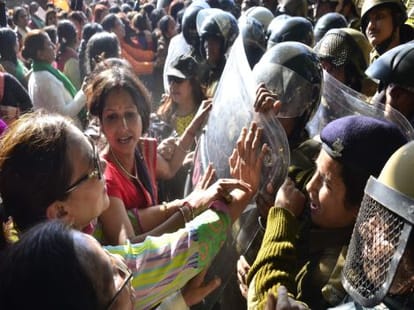 BJP women cell protest against CM to demand CBI probe.