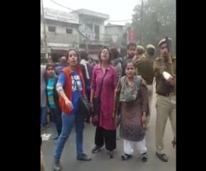 delhi police release a video to defend itself that students first provoked then police gets brutal
