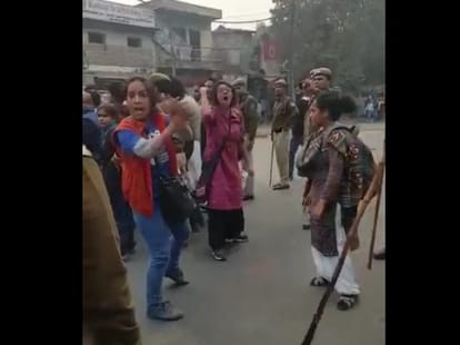 delhi police release a video to defend itself that students first provoked then police gets brutal