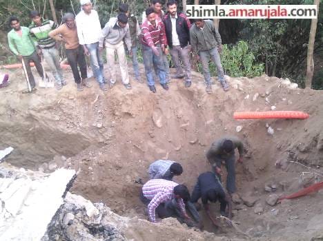 land sliding on labourer at una, one died.