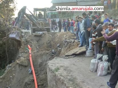 land sliding on labourer at una, one died.