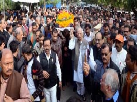 Governor Kesari Nath Tripathi's wife cremated