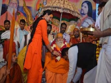Seer also tried to strike Swarupanand