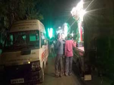 Procession carrying the driver and assistant were Ivkted Vere these Ambulnses