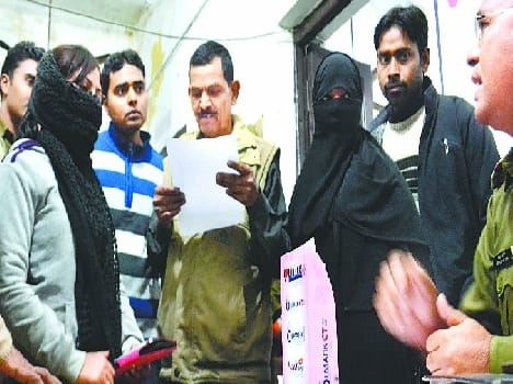 The bank manager girlfriend beaten in the police station