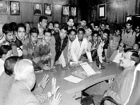 Student council workers who have besieged principal