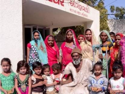 beggar Donations gold ring to poor girl
