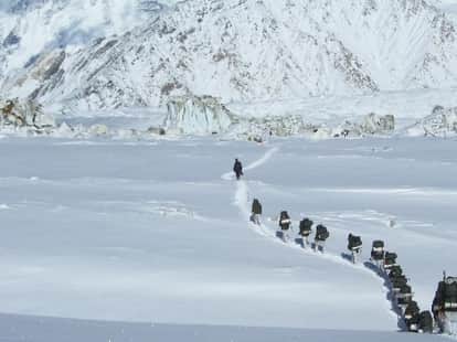 10 soldier missing in avalanche at siachen
