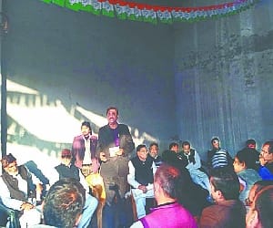 Congress leader clashed at the meeting, chair thrown.