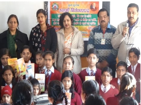 The children showed talent in painting contest