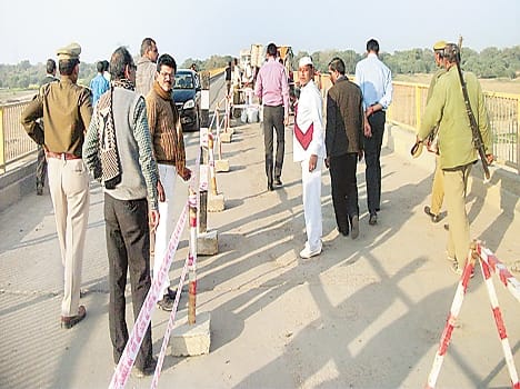 Yamuna river bridge damage