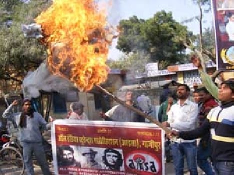 Students took to the road against the lathi charge in Delhi