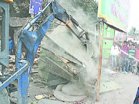 Fearing encroachment many shoppers knock himself