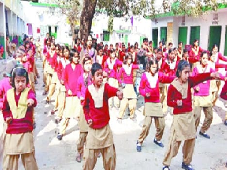  Students learn the tricks of self-defense