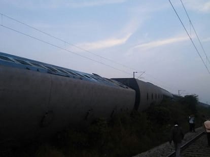 Kanniyakumari–Bangalore Express derailed tamilnadu in early morning