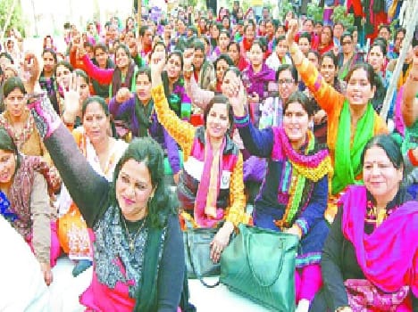 Teachers protest at the office of the BSA