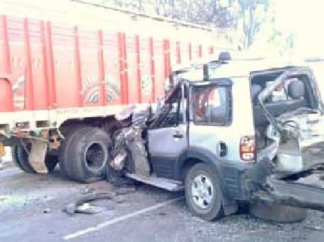 Scorpio clashed in the truck, one death, seven injured