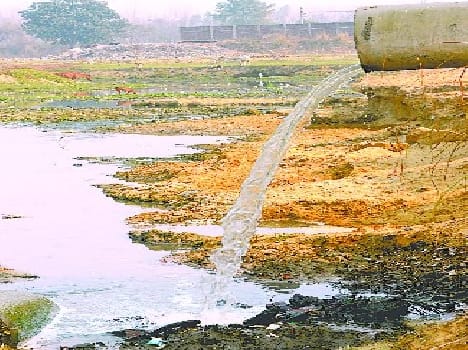 Nktia litter from the river bridge builder