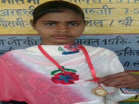 long jump winner naziya honered by her school 