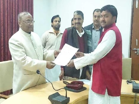 DM gave the certificate to the elected condidates