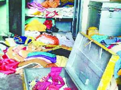 dacoits looted in three shops 