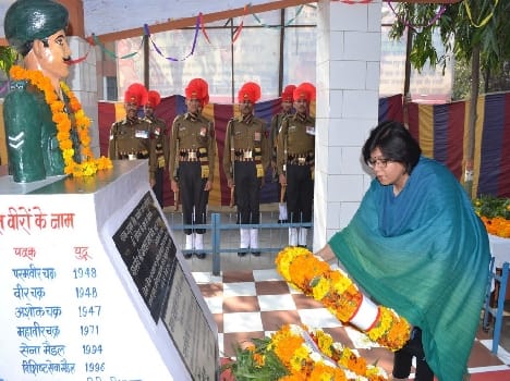 paramveer chakra nayak jadunath singh  bowing