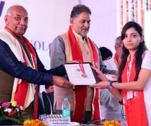 mba topper girl bhawana got atul maheshwari memorial gold medel