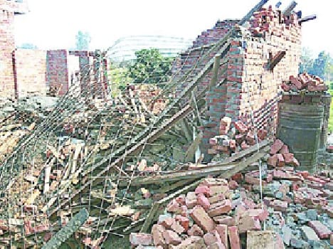 Four injured by falling Lentr