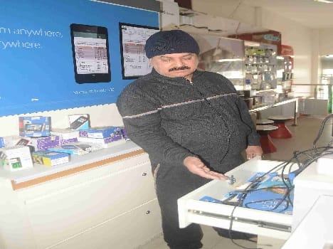 40 lakh rupees theft from mobile showroom