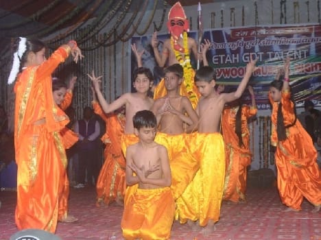 Dancing, singing fastened Sama