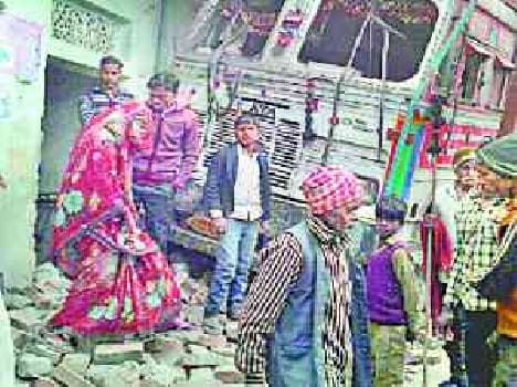 Uncontrollable tanker rammed into the house