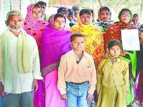 The villagers surrounded the police station demanding path opening