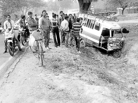 Tempo collided with a pick-up fell into the ravine , nine injured