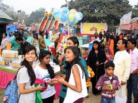 More than five thousand people shopping