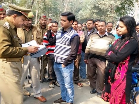 Lakh looted from bank manager , police involved in border dispute